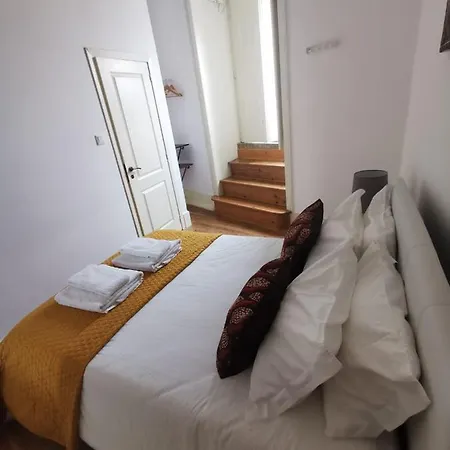 Our Little Spot In Chiado Гостевой дом